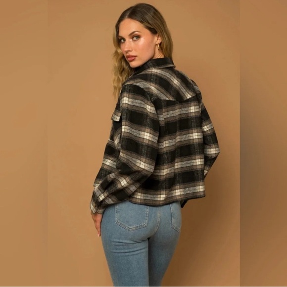 Gilli-Plaid Flannel Pocket Detail Short Shacket w/ pockets - Picture 2 of 2